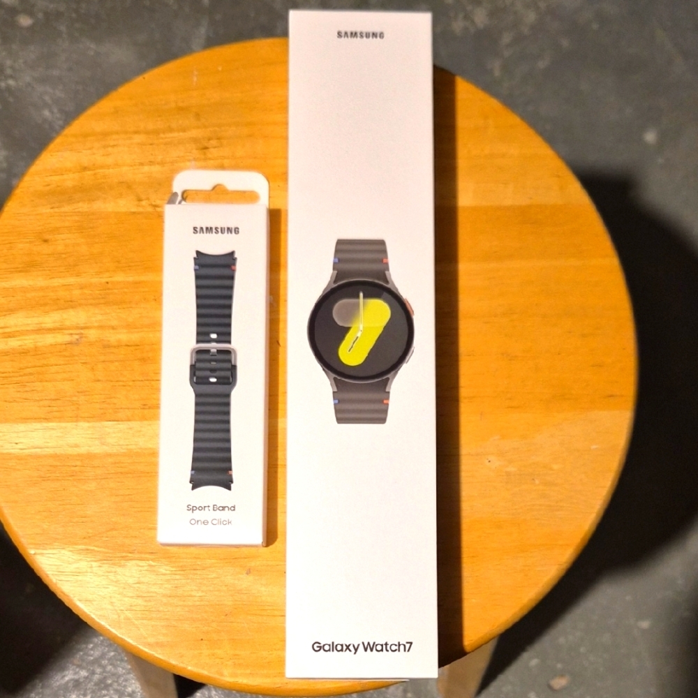 NEW NEVER OPENED Samsung Galaxy Watch7 44MM with EXTRA Black Sport Band
